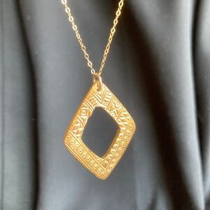 Gold necklace with pendant